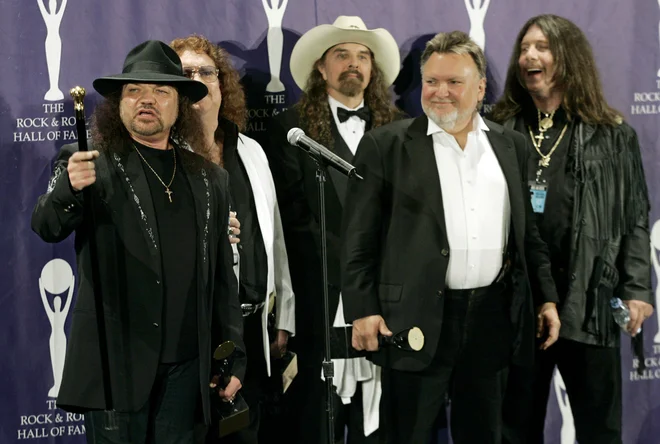 Preostali člani zasedbe Lynyrd Skynyrd ob sprejemu v Dvorano slavnih. FOTO: Stuart Ramson/Ap