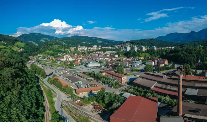 Na Ravnah na Koroškem mladim subvencionirajo stroške obresti pri najetju stanovanjskega posojila. FOTO: Shutterstock