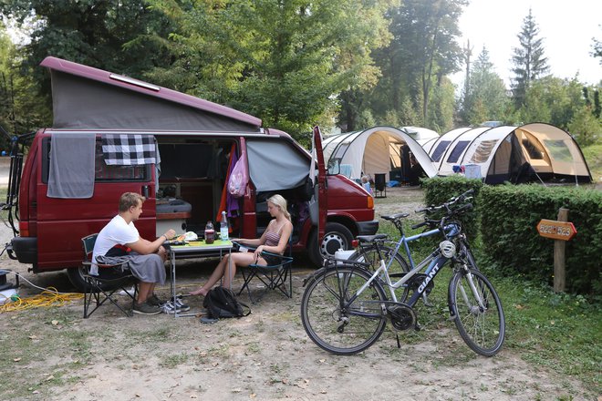 »Večina naših gostov je prehodnih obiskovalcev, ki ostanejo dan, dva ali tri,« pravi direktorica Kamp resorta Ljubljana na Ježici Gaja Kobal.<br />
<br />
FOTO Tomi Lombar