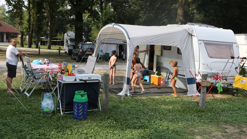 Fotografija: »Kampi so v Sloveniji drugi največji ponudnik nastanitev, kar je izjemen rezultat, če upoštevamo, da jih je le 80 v primerjavi z več kot 2000 nastanitvenimi obrati v državi. Ustvarijo okoli 14 odstotkov vseh turističnih prenočitev in so tako na drugem mestu, takoj za hoteli, ki jih ustvarijo okoli 60 odstotkov,« pravi Snežana Škerbinc iz Turistično-gostinske zbornice Slovenije.

FOTO Tomi Lombar