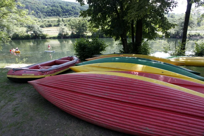 V kampu družine Jankovič ob Kolpi v Adlešičih sprejemajo goste do oktobra. Glavna sezona se je pri njih končala, pravi Tončka Jankovič.<br />
<br />
FOTO Mavric Pivk