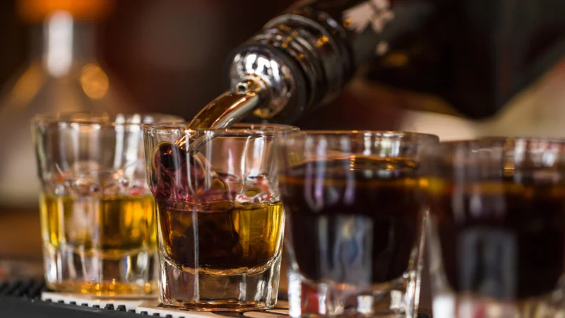 Fotografija: Med 100.000 ljudmi, ki ne pijejo alkohola, jih je imelo v enem letu 914 težave, ki so sicer povezane za alkoholom. FOTO: Guliver/getty Images