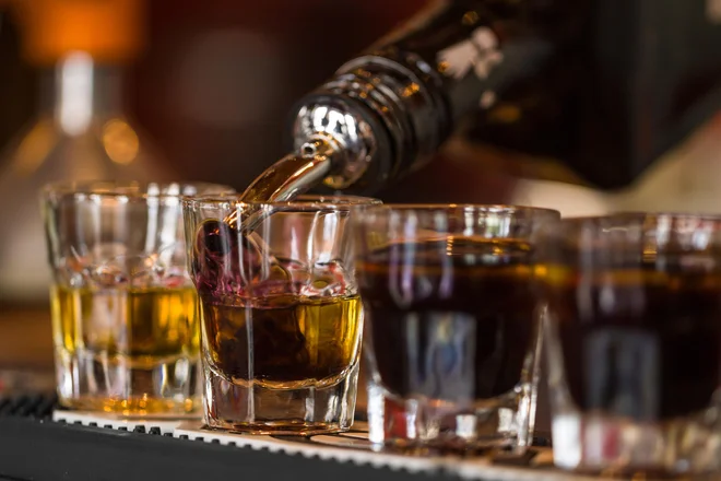 Med 100.000 ljudmi, ki ne pijejo alkohola, jih je imelo v enem letu 914 težave, ki so sicer povezane za alkoholom. FOTO: Guliver/getty Images