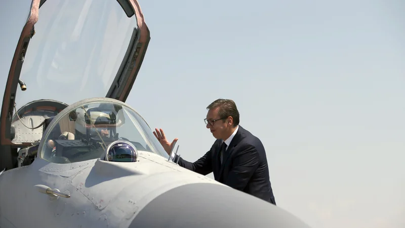 Fotografija: Srbski predsednik Aleksandar Vučić se je skoraj zjokal, ko je videl, da sta prvi dve letali Mig-29 operativno sposobni. FOTO: Darko Vojinovic/ AP