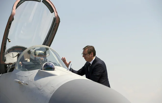 Srbski predsednik Aleksandar Vučić se je skoraj zjokal, ko je videl, da sta prvi dve letali Mig-29 operativno sposobni. FOTO: Darko Vojinovic/ AP
