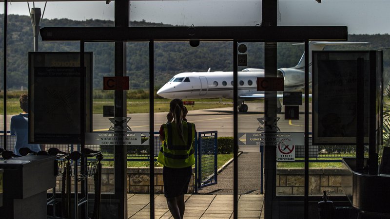 Fotografija: Pristanek zasebnega letala na portoroškem letališču. FOTO: Voranc Vogel/Delo