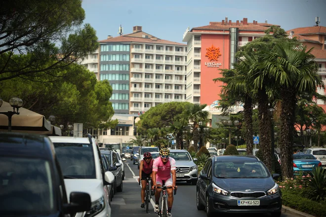 S turisti letos odlično služijo posojevalci koles, ki se jim je posel v nekaj letih podvojil. FOTO: Jure Eržen/Delo