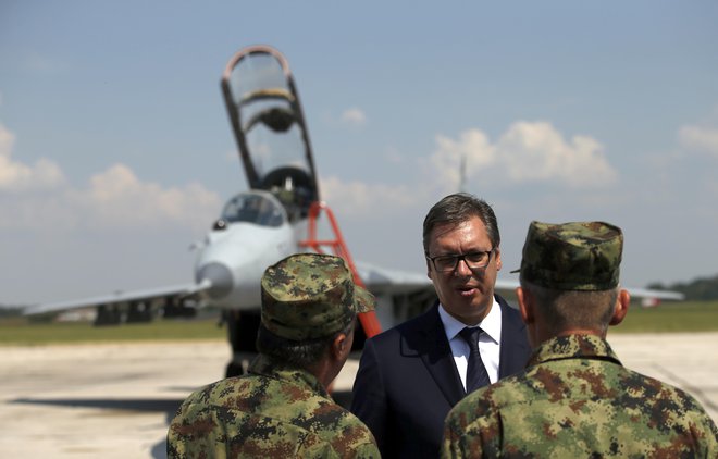 Vučić je sporočil Srbom, da jih močna krila Srbije zdaj varujejo veliko bolje, kot so jih prej. FOTO: Darko Vojinovic/AP