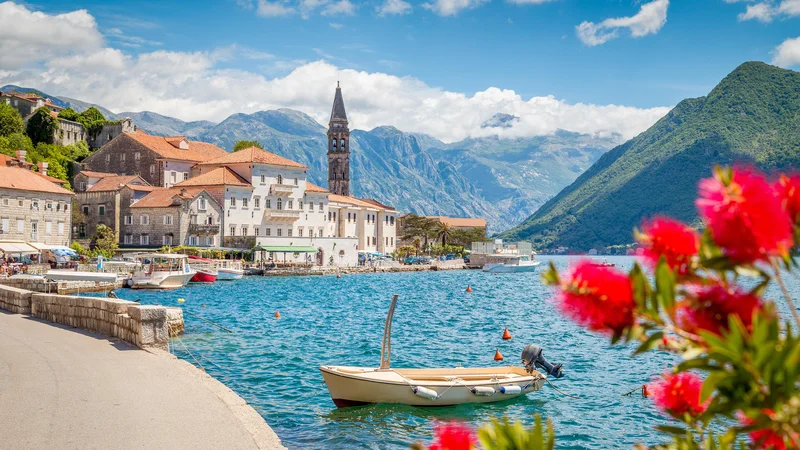 Fotografija: V Črni gori gostijo letno dva milijona turistov, večinoma poleti in ob obali, zato turizem pri prebivalcih vzbuja mešane občutke naklonjenosti in sovraštva. FOTO: Shutterstock.com