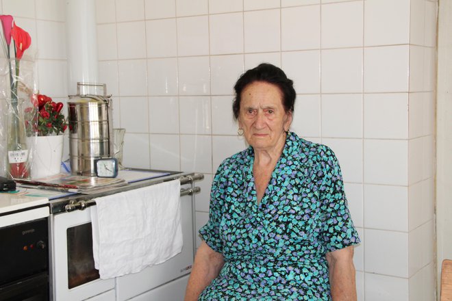 "Po lestencu je voda tekla, kot da bi odprla pipo," se spominja 88-letna Jožefa Pečjak. Foto Simona Fajfar