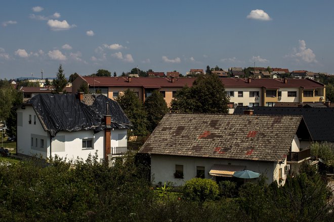Še vedno se najde hiše, ki so pokrite s folijami. Foto Voranc Vogel/delo