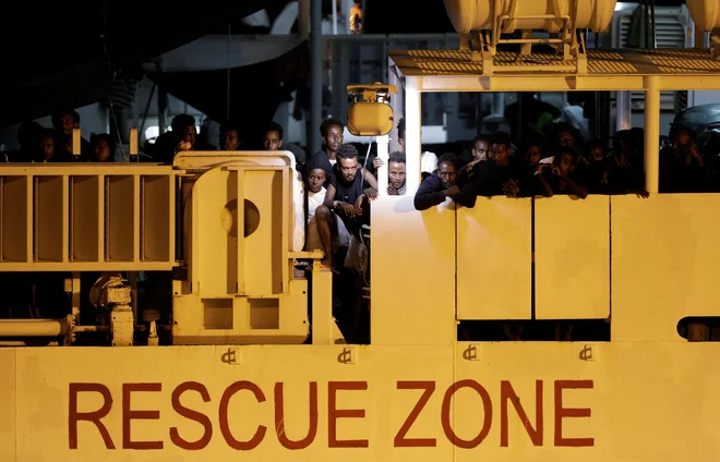 Državni tožilec je proti Salviniju sprožil uradno preiskavo zaradi ugrabitve oseb, zlorabe uradnega položaja in nezakonitih aretacij. FOTO: Antonio Parrinello/Reuters