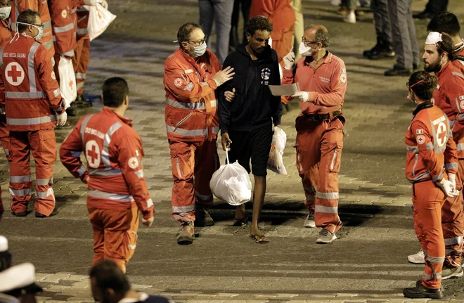 Po sprožitvi uradne preiskave so izkrcali preostalih 137 migrantov. FOTO: Antonio Parrinello/Reuters