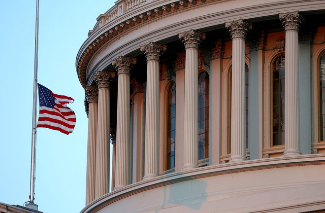 Ameriške zastave so spuščene na pol droga FOTO: Reuters