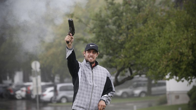 Fotografija: Anže Kopitar je s strelom iz pištole dal znak za začetek turnirja. FOTO: Blaž Samec/Delo