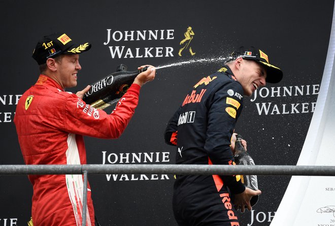 Sebastian Vettel in Max Verstappen sta bila na zmagovalnem odru bolje razpoložena od Lewisa Hamiltona. FOTO: AFP