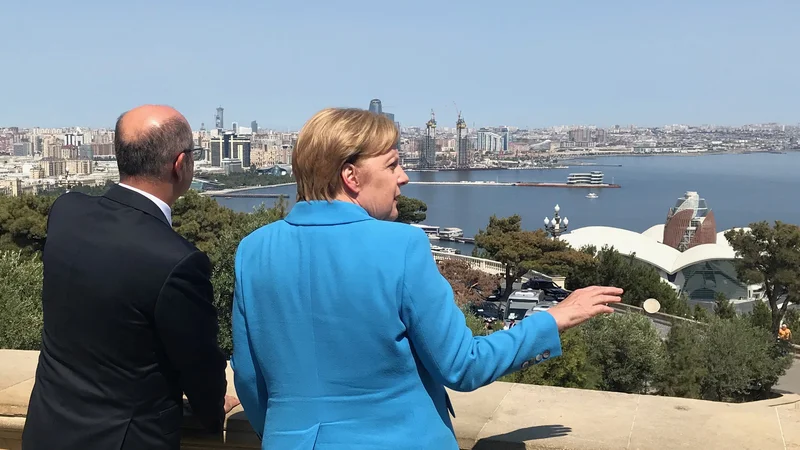 Fotografija: Nemška kanclerka Angela Merkel si je z azerbajdžanskim ministrom za energijo Parvizom Shakhbazovom ogledala Baku.
FOTO: Reuters