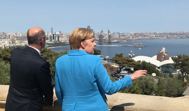 Nemška kanclerka Angela Merkel si je z azerbajdžanskim ministrom za energijo Parvizom Shakhbazovom ogledala Baku.<br />
FOTO: Reuters