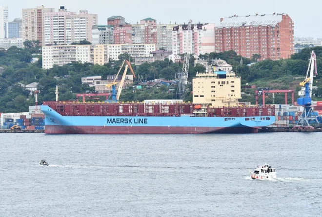 Kontejnerska ladja Venta Maersk je minuli četrtek izplula iz Vladivostoka in se proti Evropi podala po severni poti. FOTO: Reuters