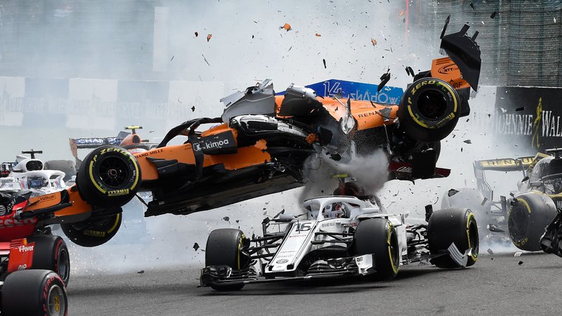 Fotografija: Fernando Alonso je spektakularno poletel v zrak, ko je vanj od zadaj trčil Nico Hülkenberg, vendar ni bilo nič hujšega. FOTO: AFP
