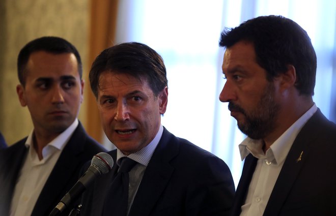 Premier Giuseppe Conte (v sredini) in notranji minister Matteo Salvini (desno). FOTO: Stefano Rellandini/Reuters