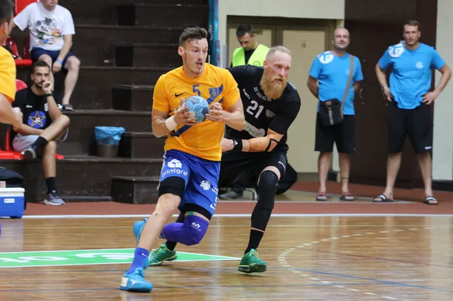 Organizator celjske igre Jaka Malus se je v Kanjiži pomeril tudi z nekdanjim slovenskim reprezentantom Miho Žvižejem, članom Esbjerga. Foto CPL