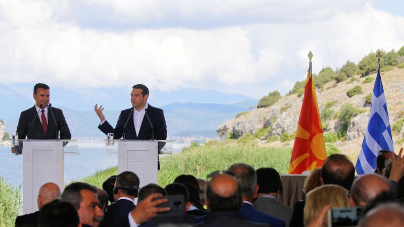 Fotografija: Zbrane sta pred podpisom sporazuma nagovorila grški premier Aleksis Cipras in makedonski premier Zoran Zaev. Foto Reuters
