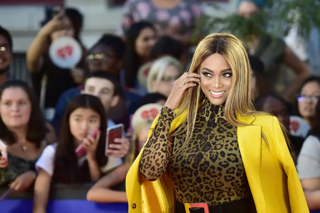 Znana ameriška manekenka Tyra Banks se je udeležila podelitve glasbenih nagrad iHeartRadio Music Awards v Torontu.&nbsp;FOTO: Frank Gunn/AP