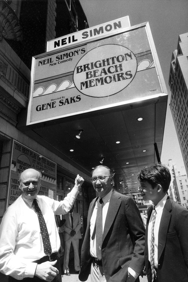 Neil Simon (na sredini) leta 1983 ob poimenovanju gledališča po njem. Neil Simon Theater se nahaja v New Yorku. FOTO: AP