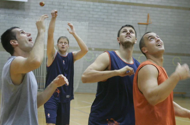 Sani Bečirovič, Rašo Nesterović, Boštjan Nachbar in Marko Milič na treningu v Luciji pred odhodom na Svetovno prvenstvo na Japonskem leta 2006. FOTO: Jure Eržen/Delo