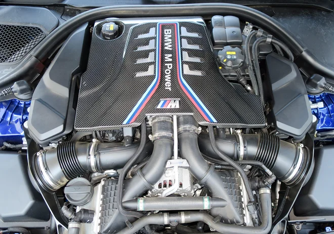 Bencinski osemvaljnik s 4,4 litra gibne prostornine in 600 KM podpirata dva turbopolnilnika in izpušni sistem z izbiro med salonskim in najbolj razgrajaško dirkalnim zvokom. FOTO: Bruno Kuzmin