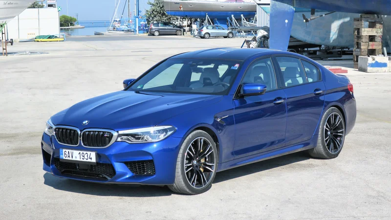 Fotografija: BMW M5 spada v kategorijo superšportnega limuzinskega absurda težke kategorije, v kateri sta ob njem prav tako z energijskimi proteini in veliko maso preobremenjeni mercedes-benz AMG E63 S in porsche panamera turbo. FOTO: Bruno Kuzmin