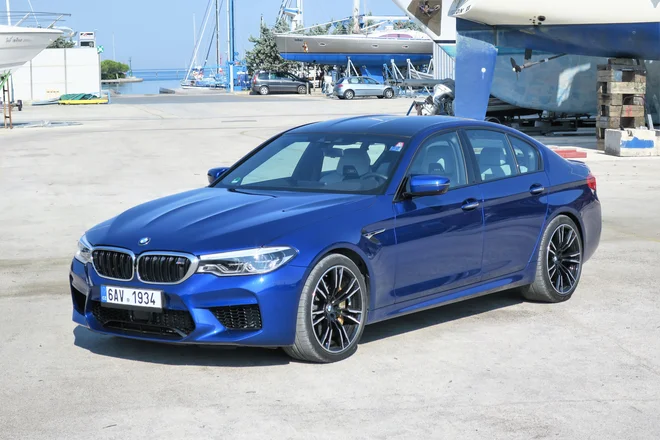 BMW M5 spada v kategorijo superšportnega limuzinskega absurda težke kategorije, v kateri sta ob njem prav tako z energijskimi proteini in veliko maso preobremenjeni mercedes-benz AMG E63 S in porsche panamera turbo. FOTO: Bruno Kuzmin