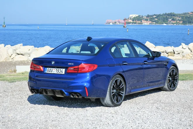 BMW M5 je brez dvoma brutalen, prej romansko kot germansko neracionalen in z zdravo mero pameti precej skregan avtomobil. FOTO: Bruno Kuzmin