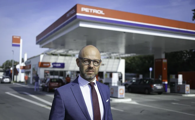 »Vsi, ki pridemo sem, se moramo zavedati, da se je treba temu okolju prilagoditi in mu kaj dati, ne od njega le jemati,« pravi Uroš Bider, novi direktor Petrola Srbija FOTO: Jože Suhadolnik