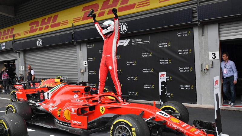 Fotografija: Sebastian Vettel nima nič proti, če ima njegova rdeča boginja dodatno moč pred konkurenco. FOTO: AFP