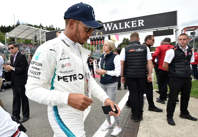 Lewis Hamilton si je po koncu dirke za hip ogledal Ferrarijev dirkalnik. FOTO: AFP