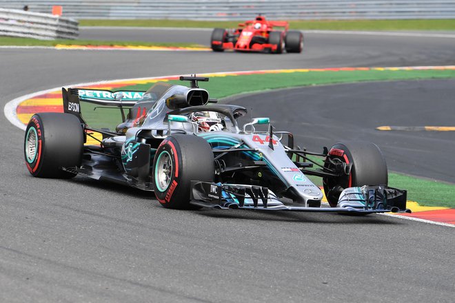 Lewis Hamilton je že po nekaj ovinkih moral priznati premoč Sebastianu Vettlu. FOTO: AFP