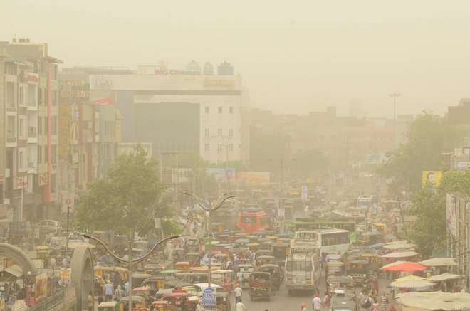 Tako hudo onesnaženje zraka je bilo junija letos v indijskem New Delhiju. FOTO: Narinder Nanu/AFP