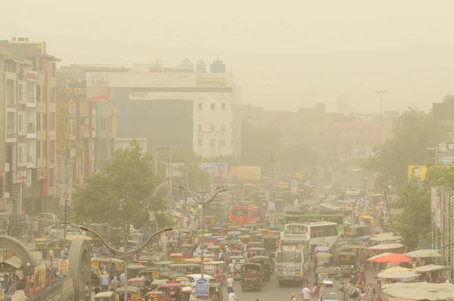 Tako hudo onesnaženje zraka je bilo junija letos v indijskem New Delhiju. FOTO: Narinder Nanu/AFP