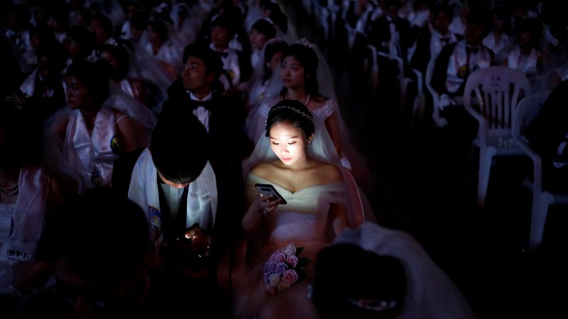 Fotografija: V južnokorejskem mestu Gapjeong je potekala množična poroka, ki jo je vodila Hak Ja Han Mun, žena pokojnega kontroverznega ustanovitelja cerkve združevanja (Unification Church). FOTO: Kim Hong Ji/Reuters
