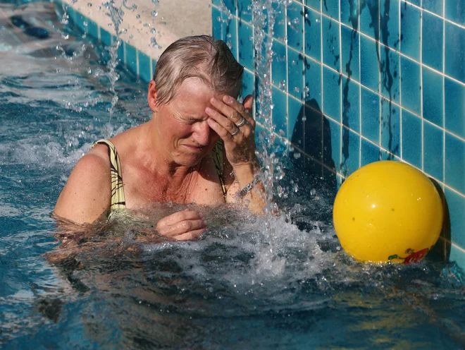 Pacientka z alzheimerjevo boleznijo med terapijo v centru Baan Khamlangchai na Tajskem. FOTO: AP<br />
&nbsp;