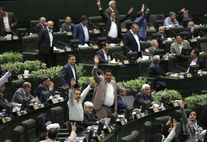 Na tajnem glasovanju se je pokazalo, da Rohani večine poslancev ni prepričal. Izrazili so nezadovoljstvo z njegovimi odgovori na štiri vprašanja od petih. FOTO: Atta Kenare/AFP