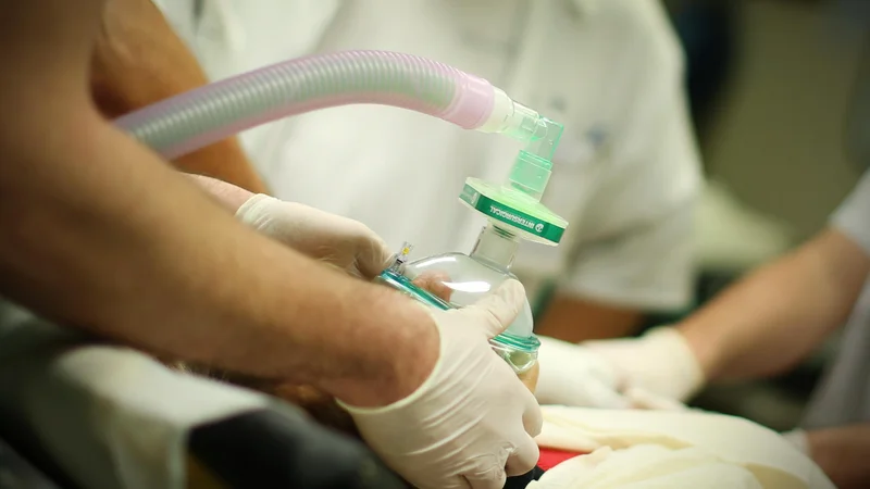 Fotografija: Po izteku pogodb z reškimi anesteziologi vodstvo mariborskega kliničnega centra vidi edino rešitev v podjemnih pogodbah s svojimi zaposlenimi. FOTO: Jure Eržen/Delo