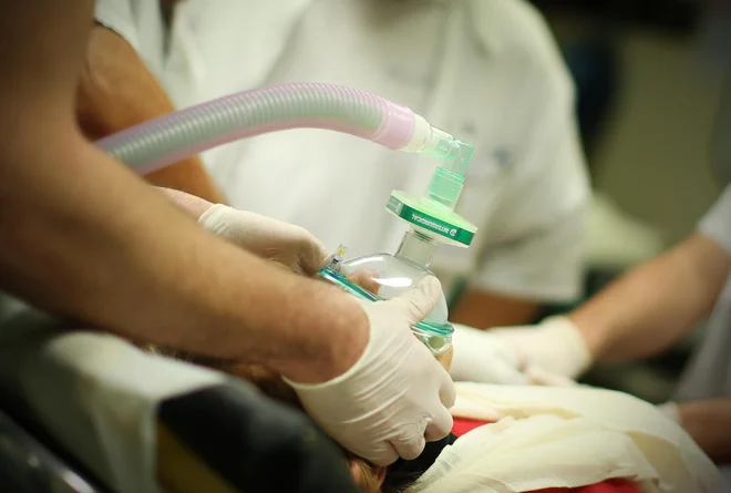 Po izteku pogodb z reškimi anesteziologi vodstvo mariborskega kliničnega centra vidi edino rešitev v podjemnih pogodbah s svojimi zaposlenimi. FOTO: Jure Eržen/Delo