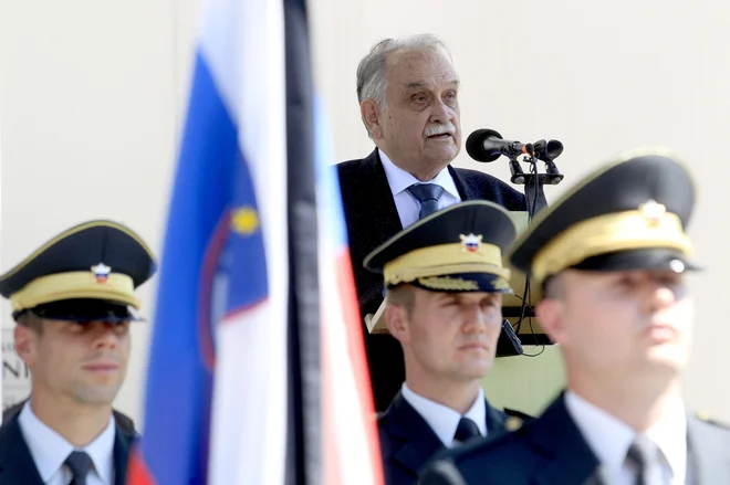 Dr. Matjaž Kmecl: »Slovenci bomo pogrešali tvojo prijazno, mirno, zbrano besedo in kredo, da je ljubezen najgloblje bistvo in smisel življenja.« FOTO: Roman Šipić/Delo