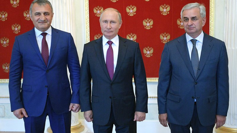 Fotografija: Ruski predsednik Vladimir Putin v Kremlju v družbi Anatolija Bibilova, voditelja Južne Osetije (levo), in Raula Hadžimbe, prvega moža Abhazije.
Foto AP