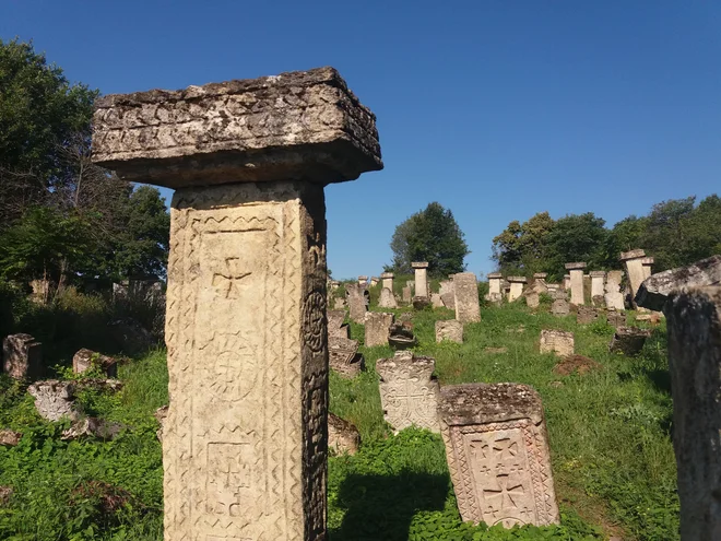 Nagrobniki s skrivnostnimi simboli. FOTO: Helena Kocmur