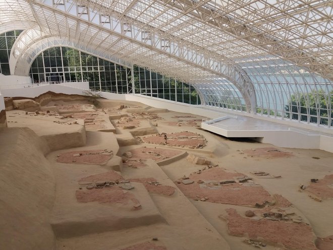 Pod stekleno kupolo so poleg prikaza prazgodovinske vasi še kinodvorana in razstava o kulturi Lepenski vir.
