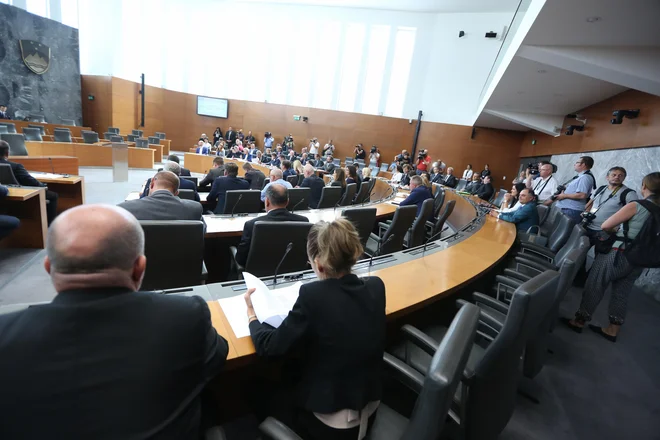 Danes bodo predstavniki LMŠ, SD, SMC, Desusa in Saba podpisali koalcijsko pogodbo. FOTO: Jure Eržen/delo